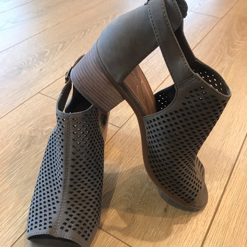 Jessica Simpson low heel sandals. Size 8